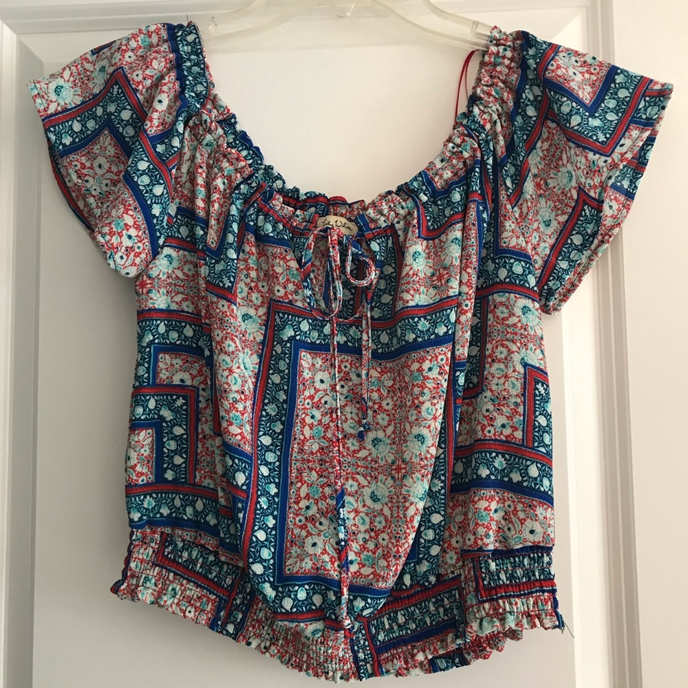 Lily White. Chic cropped blouse.